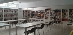 Η δανειστική βιβλιοθήκη του Προκοπείου με τραπέζια μελέτης και ράφια βιβλίων